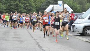 <p>Gleich beim Start setzte sich Amaury Paquet (Startnummer 2670) von den restlichen Teilnehmern ab.</p>