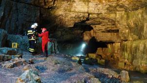 <p>Einsatzkräfte der Bergwacht und Feuerwehrleute sind an der Falkensteiner Höhle im Einsatz.</p>