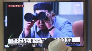 <p>Passanten verfolgen an einem Bahnhof eine Nachrichtensendung über einen Raketentest von Nordkorea. Auf dem Bildschirm ist Kim Jong Un, Machthaber von Nordkorea, zu sehen.</p>
