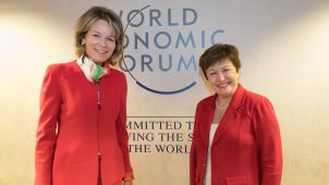 <p>Diese Aufnahme zeigt Kristalina Georgiewa (rechts) – hier mit Königin Mathilde (links) – beim Weltwirtschaftsforum in Davos im Januar 2018.</p>