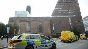 <p>Einsatzwagen stehen vor dem Tate Modern Museum. Ein 17-Jähriger soll einen sechsjährigen Jungen von einer Aussichtsplattform im zehnten Stock geworfen haben.</p>