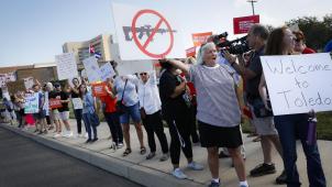 <p>Demonstranten haben sich versammelt, um gegen die Ankunft von US-Präsident Trump und Waffen zu demonstrieren.</p>