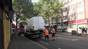 <p>Ein Lieferwagen wird von zwei Männern auf einen Autotransporter verladen. Ein Mann hat in der Nacht zuvor mit einem Messer einen Polizisten angegriffen, als dieser den Lieferwagen angehalten hatte.</p>
