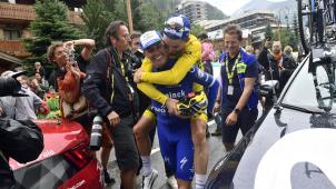 <p>Nach erfolgreicher Tätigkeit als Helfer verlässt Enric Mas (in blau) seinen Teamkapitän Julian Alaphilippe.</p>
