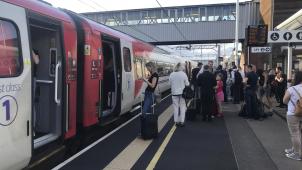 <p>Zugpassagiere warten auf englischen Bahnhöfen auf Nachrichten, da der Reiseverkehr wegen der Strompanne eingestellt ist.</p>