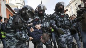 <p>Polizisten verhaften einen Demonstranten am Rande eines Protestes für faire und freie Wahlen.</p>