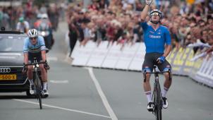 <p>Elia Viviani (r.) ließ Lampaert im Sprint um die entscheidenden Meter hinter sich.</p>