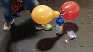 <p>Ein Straßenhändler verkauft mit Lachgas gefüllte Luftballons am Rembrandtplein, einem Amsterdamer Vergnügungsviertel.</p>