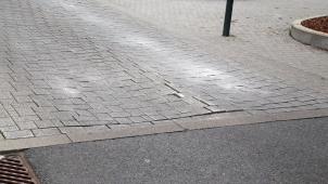 <p>Die Fahrbahn weist Schäden auf.</p>