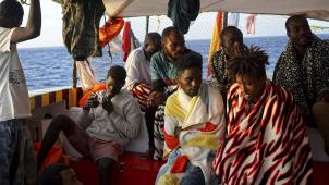 <p>Migranten sitzen an Bord des Rettungsschiffes „Open Arms“</p>