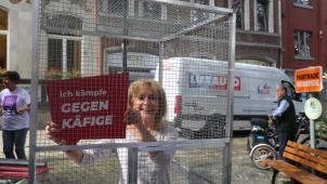 <p>„Käfighaltung mal anders“: Gaia machte am Freitag in Eupen anschaulich auf die Problematik aufmerksam.</p>