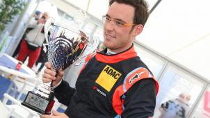 <p>Thierry Neuville präsentiert stolz den Siegerpokal.</p>