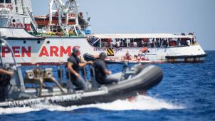 <p>Ein Schlauchboot der Guardia Costeria, der italienischen Küstenwache, fährt um das Rettungsschiff „Open Arms“ der Hilfsorganisation Proactiva Open Arms herum.</p>