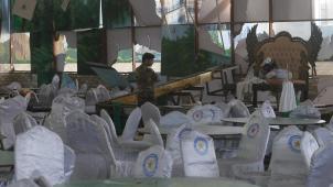 <p>in afghanischer Soldat inspiziert nach einer Explosion die zerstörte Hochzeitshalle „Dubai City“.</p>