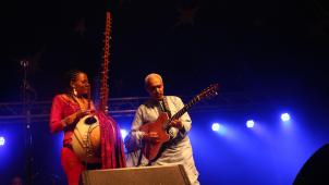 <p>Der Auftritt von Sona Jobarteh (l.) und ihrer Band dürfte vielen Eupenern noch lange in Erinnerung bleiben.</p>