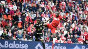 <p>Mouscrons Fabrice Olinga (l.) und Standard Lüttichs Merveille Bope Bokadi im Zweikampf.</p>