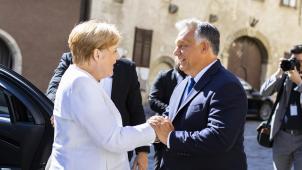 <p>Viktor Orban (r), Ministerpräsident von Ungarn, empfängt Bundeskanzlerin Angela Merkel in Sopron. Die Bundeskanzlerin hat den Ungarn für die Unterstützung bei der Öffnung der Grenzen 1989 und bei der folgenden Deutschen Einheit gedankt.</p>