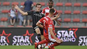 <p>Jon Bautista (l.)</p>