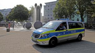 <p>Eine Polizeistreife fährt über den Ebertplatz. Nach einer Auseinandersetzung auf dem Ebertplatz in Köln mit einem Toten dauern die Ermittlungen zu den Hintergründen an.</p>