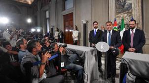 <p>Chef der Fünf-Sterne-Bewegung in Italien, Luigi Di Maio (2.v.r.), spricht zu Journalisten nach einem Treffen mit dem italienischen Präsidenten Mattarella im Präsidentenpalast Quirinale.</p>
