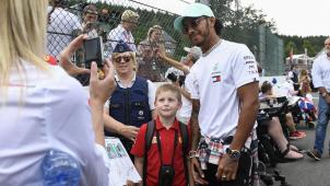<p>Lewis Hamilton war beim Pitwalk sehr gefragt.</p>
