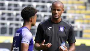 <p>Vincent Kompany (r.) darf morgen nicht auf die Trainerbank.</p>