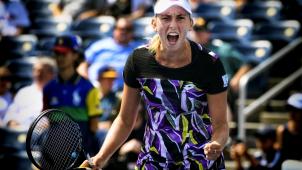 <p>Elise Mertens jubelt über ihren Sieg gegen Andea Petkovic.</p>
