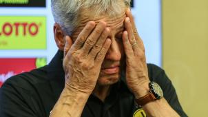 <p>Dortmunds Trainer Lucien Favre schlägt Hände vor Gesicht in der Pressekonferenz nach Spielende.</p>