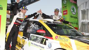 <p>Da war die Welt noch in Ordnung: Kris Princen und Copilot Bram Eeelbode im BMA-VW Polo R5 auf dem Podium in Ypern.</p>