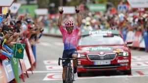<p>Sergio Higuita aus Kolumbien vom Team EF Education First Pro Cycling feiert seinen Etappensieg, als er die Ziellinie überquert.</p>