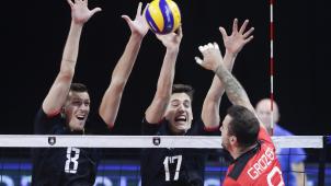 <p>Arno Van de Velde (8) und Tomas Rousseaux bei einer der zahlreichen Blockerfolge gegen György Grozer.</p>