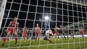 <p>Nach einem Kopfball von Bautista (nicht im Bild) springt der Ball vom Pfosten zum 1:1 ins Tor.</p>