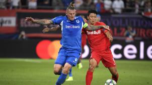 <p>Kämpften am Dienstagabend um den Ball: Genks Sebastien Dewaest (links) und Hwang Hee-Chan.</p>