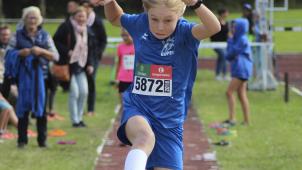 <p>Amelie Kuckart beim Weitsprung</p>