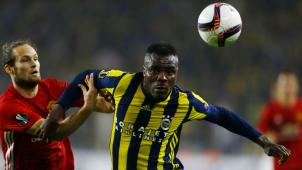 <p>Spielte einst für Fenerbahce Istanbul: Emmanuel Emenike – hier im Duell mit Manchester United's Daley Blind.</p>