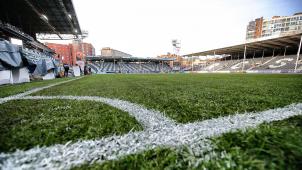 <p>Ein Blick ins Stade du Pays de Charleroi: In der Arena, die Platz für knapp 15.000 Menschen bietet, tragen die „Carolos“ ihre Heimspiele aus.</p>