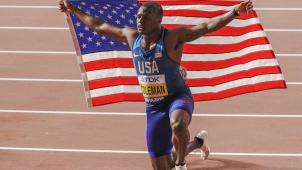 <p>Coleman aus USA freut sich mit einer US-Flagge über den Sieg.</p>