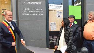 <p>Bürgermeister Herbert Grommes und die Präsidentin des Karnevalskomitees Célestine Lenz enthüllen eine Plakette zu Ehren von Laurian Moris.</p>