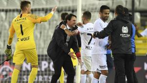 <p>Trainer Benat San José bedankt sich bei Danijel Milicevic</p>