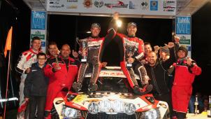 <p>Das siegreiche Duo mit dem Team auf dem Podium in St.Vith.</p>