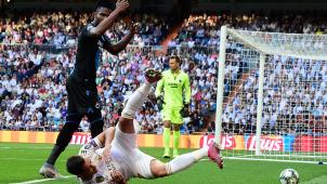 <p>Kämpften am Dienstagabend um den Ball: Brügges Abwehrspieler Simon Deli und Reals Lucas Vazquez.</p>