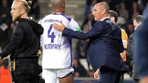 <p>Simon Davies (r.) bleibt als „Feldtrainer“ an Bord.</p>