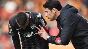 <p>Benat San José mit Danijel Milicevic. Trägt der Offensivspieler auch heute Abend in Ostende die Kapitänsbinde?</p>