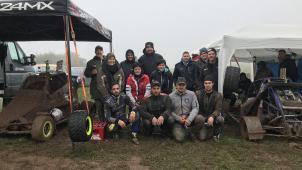 <p>Ein Teil der ostbelgischen Fahrer im Cross Kart (v.l.n.r. Dany Born, Pascal Dahm, Tom Dückers und Kevin Dederichs) und ihre Helfer.</p>