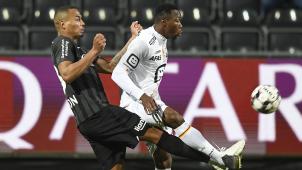 <p>Olivier Verdon (l.) im Duell mit Togui.</p>