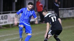 <p>Eupens Angreifer Nicolas Lefranc (l.) spulte Meter um Meter ab.</p>