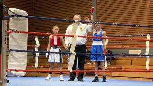 <p>Maik Allmanns (rechts) feierte seinen dritten Sieg im vierten Kampf.</p>