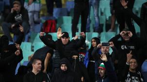 <p>Unschöne Szenen: Einige „Fans“ zeigten während der Partie gegen England den Hitlerguß.</p>