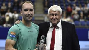 <p>Steve Darcis (links) erhielt von Verbandspräsident André Stein eine Auszeichnung für sein Lebenswerk.</p>