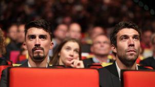 <p>Julian Alaphilippe (links) und Thibaut Pinot blicken gebannt auf den Großbildschirm im Pariser Palais des Congrès: Der am Dienstag vorgestellte Streckenverlauf der Tour de France 2020 ist ihnen wie auf den Leib geschnitten.</p>